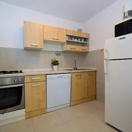 Apartament 6 *